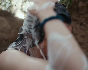 Laura Balzer sexy - Zwischen uns die Nacht (2023) hot scene