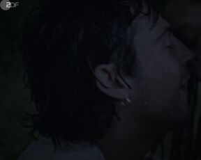 Laura Balzer sexy - Zwischen uns die Nacht (2023) hot scene
