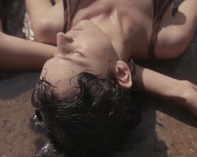 Alícia Falcó, Elena Tarrats - Las buenas compañías (2023) nude scenes