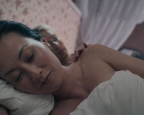 Olivia Cheng, Miranda Raison hot - Warrior s03e01 (2023) sexy lesbian scene