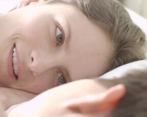 Paulette Hernández naked - Mía (2017) nudity scene