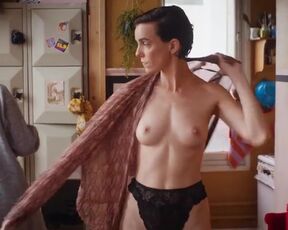 Carole Weyers naked - La maison (2022) Explicit Naked