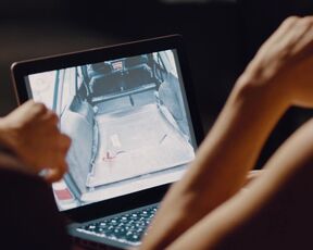 Laura Egger sexy - Laim und die Tote im Teppich (2020)