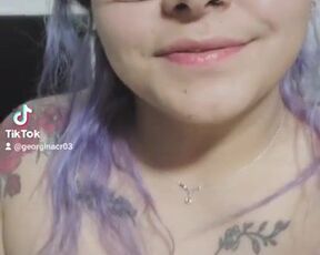 Llegas a casa y te estoy esperando, estoy ansiosa, por darte una deliciosa mamada