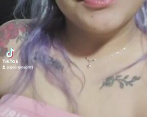 Llegas a casa y te estoy esperando, estoy ansiosa, por darte una deliciosa mamada