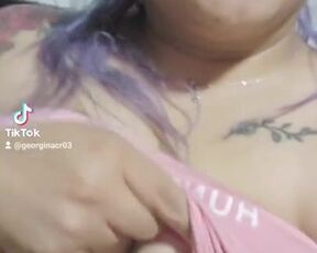 Llegas a casa y te estoy esperando, estoy ansiosa, por darte una deliciosa mamada