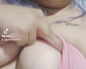 Llegas a casa y te estoy esperando, estoy ansiosa, por darte una deliciosa mamada