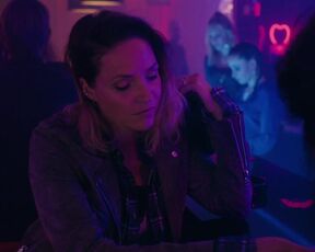 Maresi Riegner sexy - Das Mädchen aus dem Bergsee (2020)