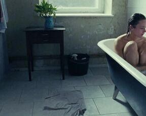 Magdalena Lermer nackte - Kreise laufen (2020)