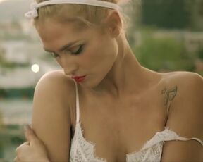 Amanda Rea sexy - L.A.F.C. - Vertigo (2015) nudity video