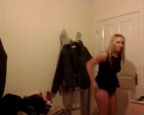 She showed her tits while changing in the room (Voyeur Video)