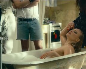 Marlene Burow, Sira Topic, Leni Rabbel - In einem Land, das es nicht mehr gibt (2022) nudity scene