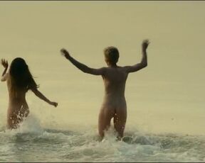 Marlene Burow, Sira Topic, Leni Rabbel - In einem Land, das es nicht mehr gibt (2022) nudity scene