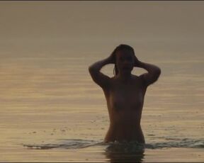 Marlene Burow, Sira Topic, Leni Rabbel - In einem Land, das es nicht mehr gibt (2022) nudity scene