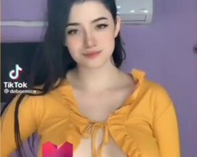 Hot Insta-girl knows how to move her tits. Watch!