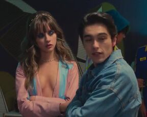 Lizeth Selene, Giovanna Grigio, Azul Guaita Bracamontes sexy - Rebelde s01e05 (2022) hot lesbian and bikini party scene