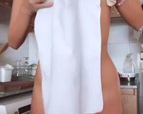 The female tossed off her towel and flashed her bare, jummy bod by elisa.hartwig - TikTok Nude