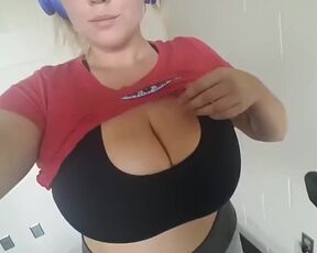 Unexperienced Gym Mega-Slut Juggling and Demonstrating