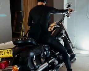 Delettraa Catwomen cosplay martubates and uses dildo on motorcycle after getting horny by jewels