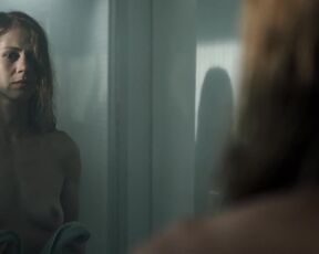 Katharina Schlothauer nude - In falschen Händen (2022)