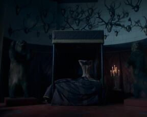 Amrita Acharia, Ludivine Sagnier sexy - The Serpent Queen (2022) s01e02