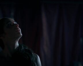 Amrita Acharia, Ludivine Sagnier sexy - The Serpent Queen (2022) s01e02