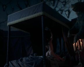 Amrita Acharia, Ludivine Sagnier sexy - The Serpent Queen (2022) s01e02