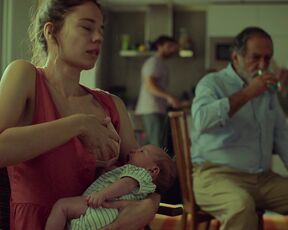 Laia Costa sexy - Cinco lobitos (2022)