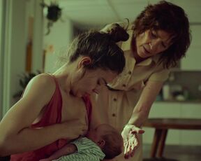 Laia Costa sexy - Cinco lobitos (2022)