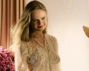 Nathalie Lucia Hahnen, Stella Holzapfel sexual - Vatersland (2020)