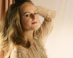 Nathalie Lucia Hahnen, Stella Holzapfel sexual - Vatersland (2020)