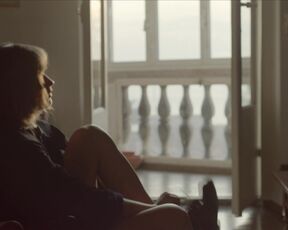 Sophie Pfennigstorf, Adèle Wismes nude - Sopravvissuti (2022) s01e01-02 Nude