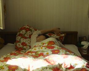 Emilia Schüle nackte- Die Vergesslichkeit der Eichhörnchen (2020) Eine Episode mit einer Schauspielerin unter der Dusche und am Pool im Bikini