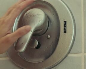 Emilia Schüle nackte- Die Vergesslichkeit der Eichhörnchen (2020) Eine Episode mit einer Schauspielerin unter der Dusche und am Pool im Bikini