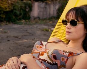 Emilia Schüle nackte- Die Vergesslichkeit der Eichhörnchen (2020) Eine Episode mit einer Schauspielerin unter der Dusche und am Pool im Bikini