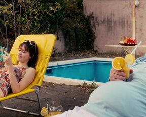 Emilia Schüle nackte- Die Vergesslichkeit der Eichhörnchen (2020) Eine Episode mit einer Schauspielerin unter der Dusche und am Pool im Bikini