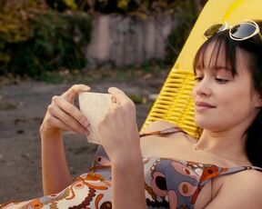 Emilia Schüle nackte- Die Vergesslichkeit der Eichhörnchen (2020) Eine Episode mit einer Schauspielerin unter der Dusche und am Pool im Bikini