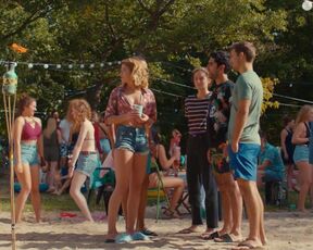 Lea van Acken, Lisa-Marie Koroll sexy - Abikalypse (2019) Hot Scene from the movie