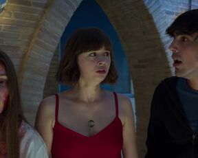 Isa Montalbán, Leyre Romero sexy - HollyBlood (2022)