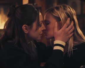 Pia Stutzenstein, Lucie Aron nude - Alarm für Cobra 11 (2022) s27e01 Lesbian Hot Scene