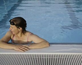 Eva Löbau, Nele Kießling nackte - Fredda Meyer (2021) Topless in the Pool