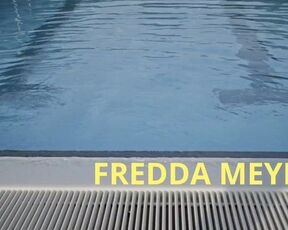 Eva Löbau, Nele Kießling nackte - Fredda Meyer (2021) Topless in the Pool