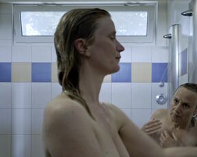 Eva Löbau, Nele Kießling nackte - Fredda Meyer (2021) Topless in the Pool