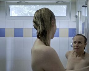 Eva Löbau, Nele Kießling nackte - Fredda Meyer (2021) Topless in the Pool