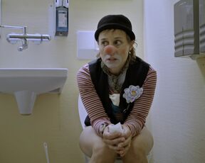 Eva Löbau, Nele Kießling nackte - Fredda Meyer (2021) Topless in the Pool