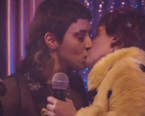 Rocío Saiz, Zaida Carmona, Aroa Elvira topless and hot - La amiga de mi amiga (2022) Lesbian Movie scene