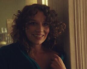 Antonia Bill, Deleila Piasko nude - Stasikomödie (2022)