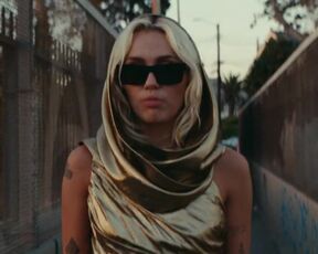 Miley Cyrus sexy - Flowers (2023)