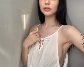 This dame is brilliant, just like her grin, hair and fun bags - Flash Tits