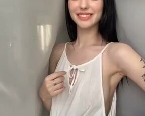 This dame is brilliant, just like her grin, hair and fun bags - Flash Tits